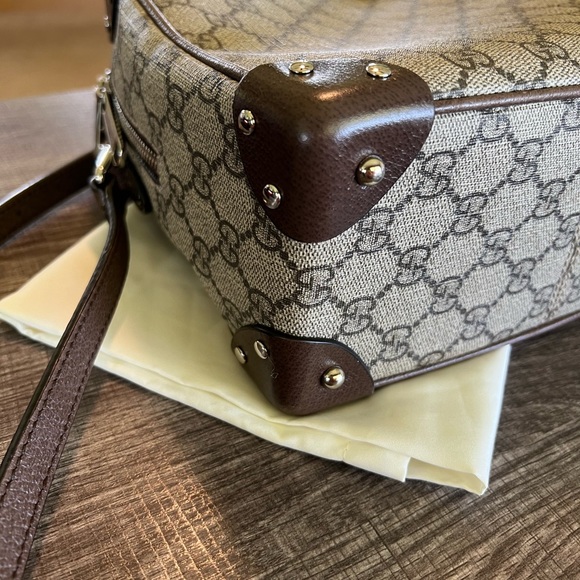 *SOLD* EUC Gucci GG Supreme trunk messenger bag - Picture 9 of 14